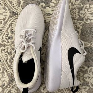 *SOLD* Womens Roshe One “White Black”